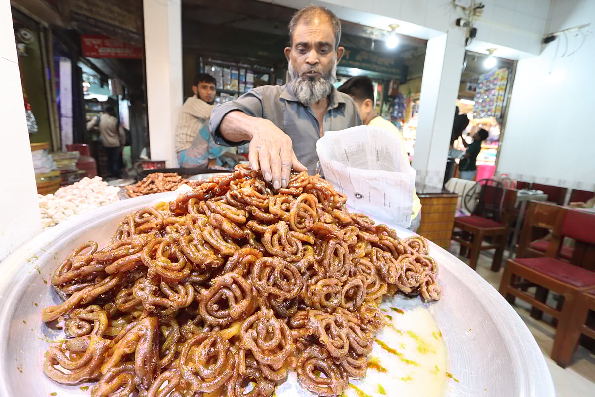 রংপুরের নবাবগঞ্জ বাজারে ৬৩ বছরের ঐতিহ্যবাহী মুসলিম মিষ্টান্ন ভান্ডারের গুড়ের জিলাপির কদর এখনো আছে