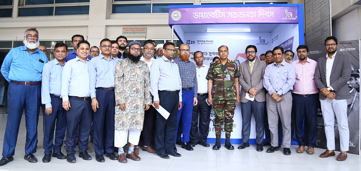 ডায়াবেটিস স্ক্রিনিং কর্মসূচিতে অতিথিরা। ষুধ প্রশাসন অধিদপ্তর, ঢাকা, ২৮ ফেব্রুয়ারি