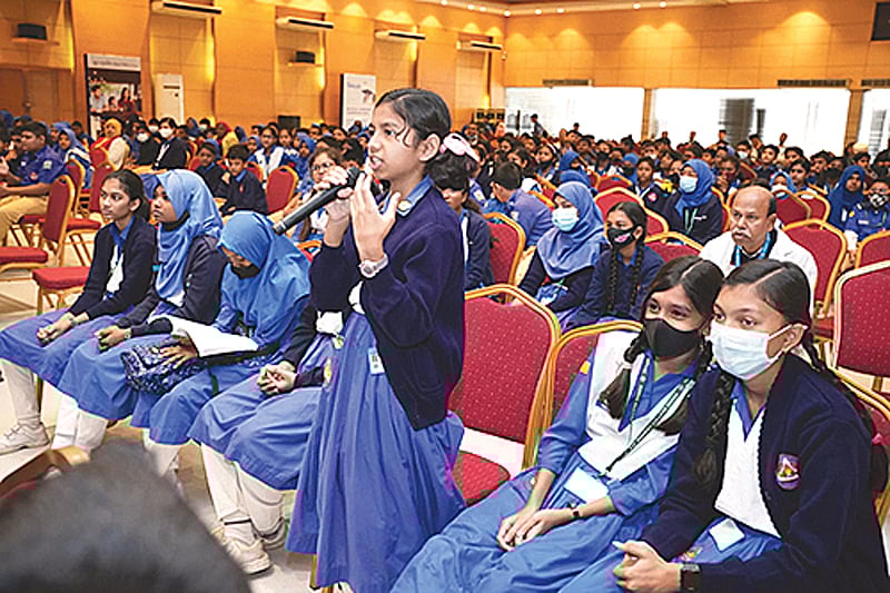 স্কুল ব্যাংকিং নিয়ে একটি অনুষ্ঠানে শিক্ষার্থীরা