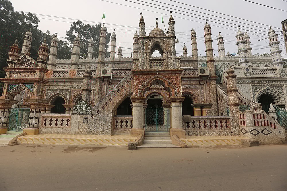 বাইরে থেকে চিনি মসজিদ