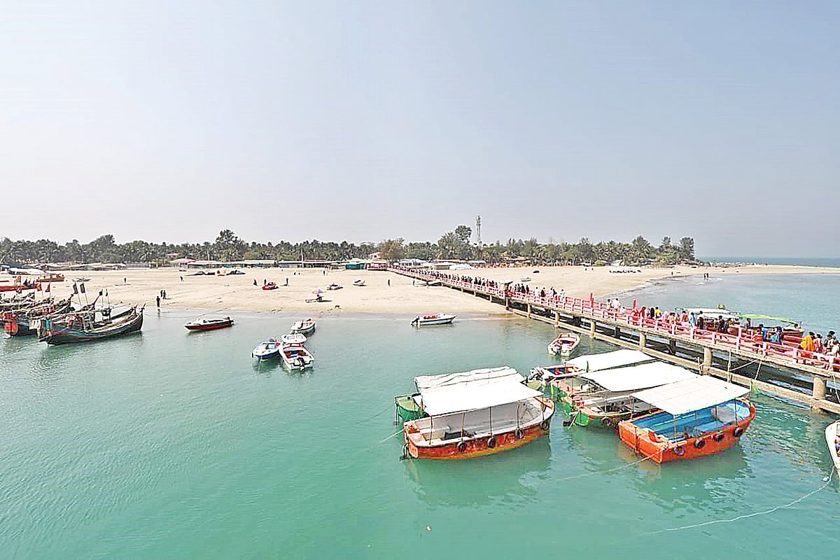 পর্যটন মৌসুমে প্রতিদিন ৫ থেকে ৭ হাজার পর্যটক যান সেন্ট মার্টিন দ্বীপে