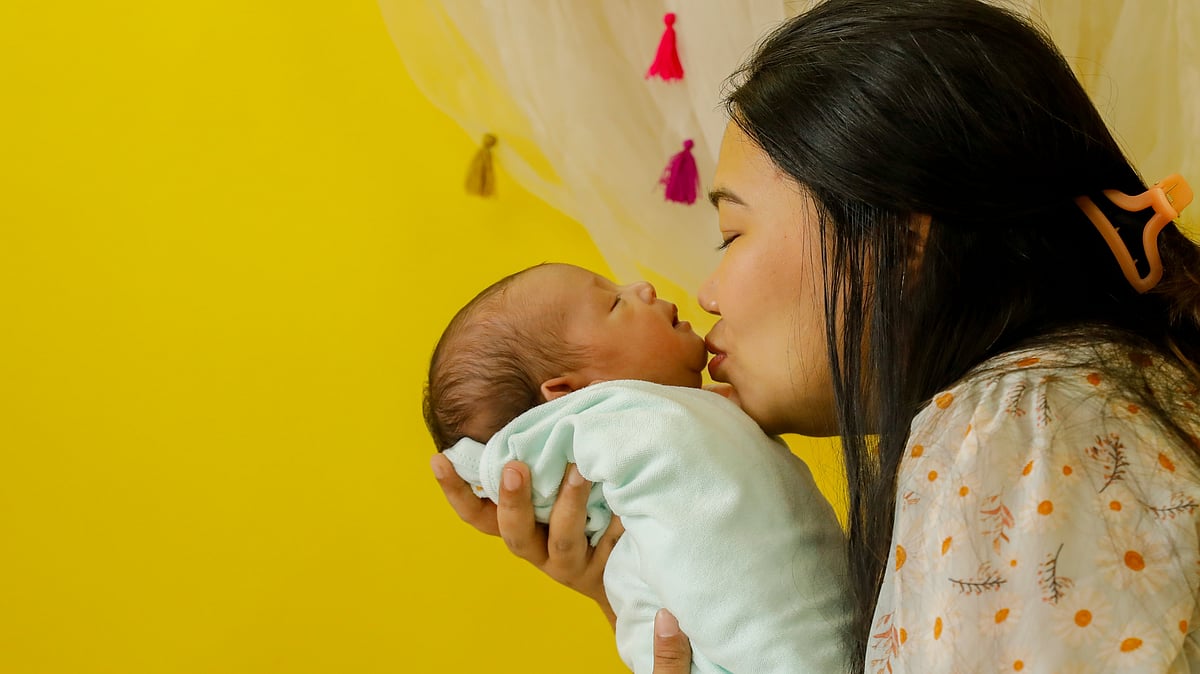 শিশুর কান্না, তুলতুলে শরীরের স্পর্শ এবং স্তন্যপান নতুন মায়ের শরীরে সৃষ্টি করে এক স্বর্গীয় অনুভূতি