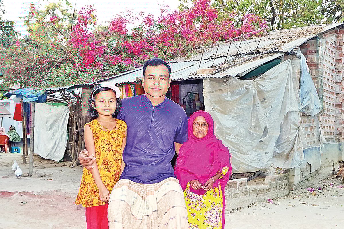 মনিরুল ইসলাম-মাসুরা খাতুন দম্পতির সঙ্গে তাঁদের মেয়ে মরিয়ম। গতকাল রাজশাহীর পবা উপজেলার বজরাপুর এলাকায়