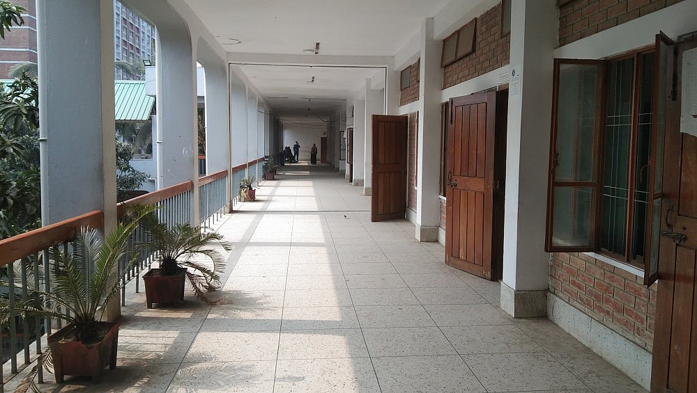 ব্রাহ্মণবাড়িয়ার নারী ও শিশু নির্যাতন দমন ট্রাইব্যুনাল ১–এর বিচারক (জেলা জজ) আদালতের সামনের নীরবতা। ছবিটি আজ বুধবার বেলা সাড়ে ১১টার দিকে তোলা