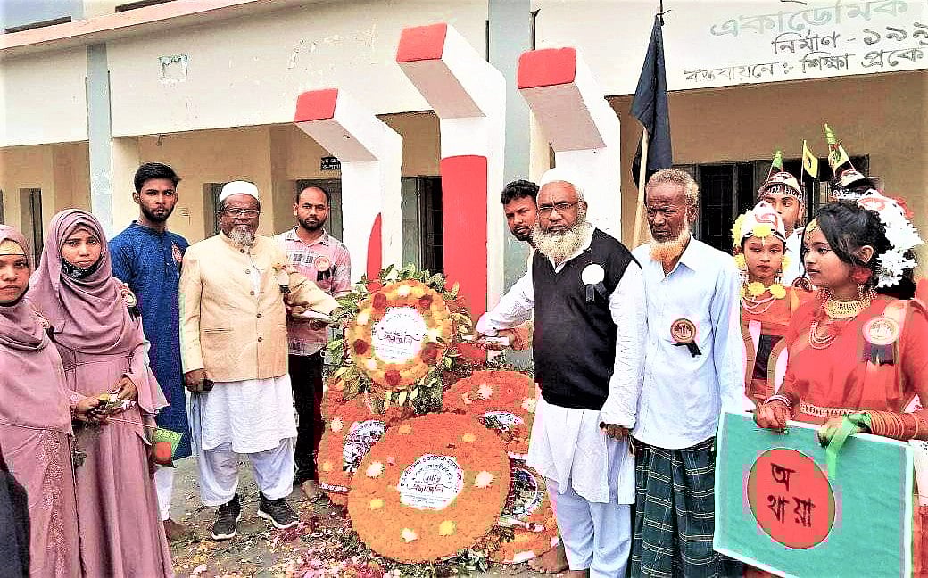 জুতা পায়ে শহীদ মিনারে জামালপুরের মেলান্দহ উপজেলার মাহমুদপুর আব্দুল জলিল কারিগরি কলেজের অধ্যক্ষ