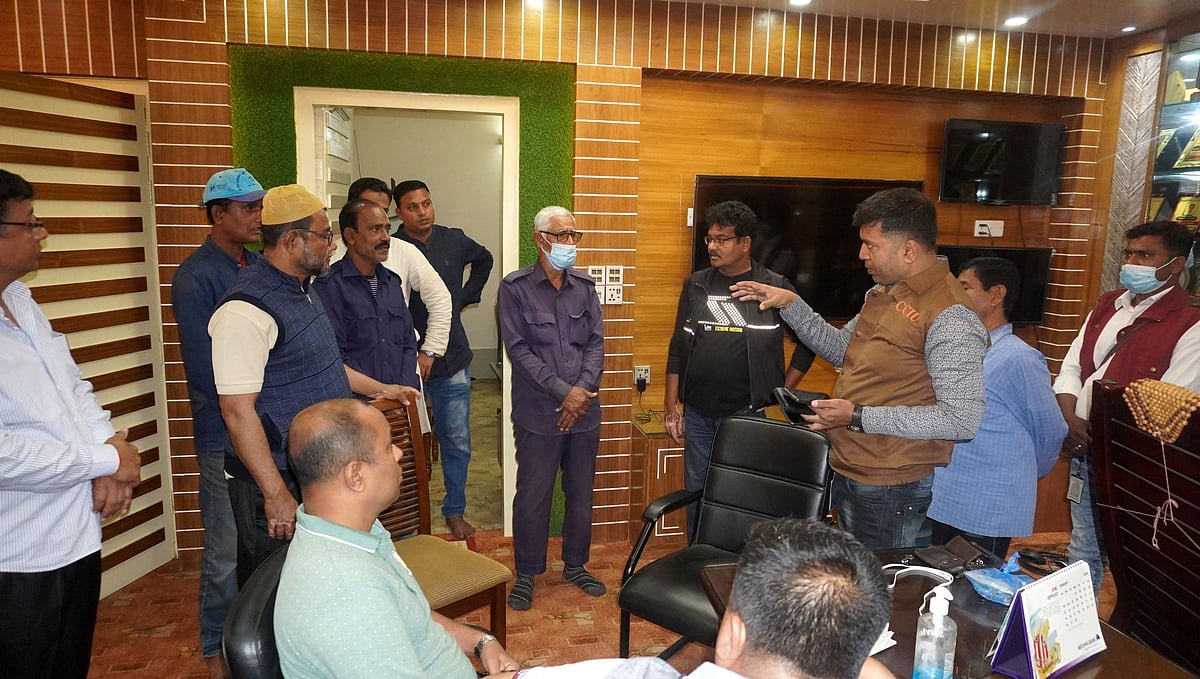 কুষ্টিয়া পৌরসভার মেয়রের কার্যালয় তছনছের খবর পেয়ে ঘটনাস্থল পরিদর্শন করে পুলিশের একাধিক দল। আজ রোববার সকালে