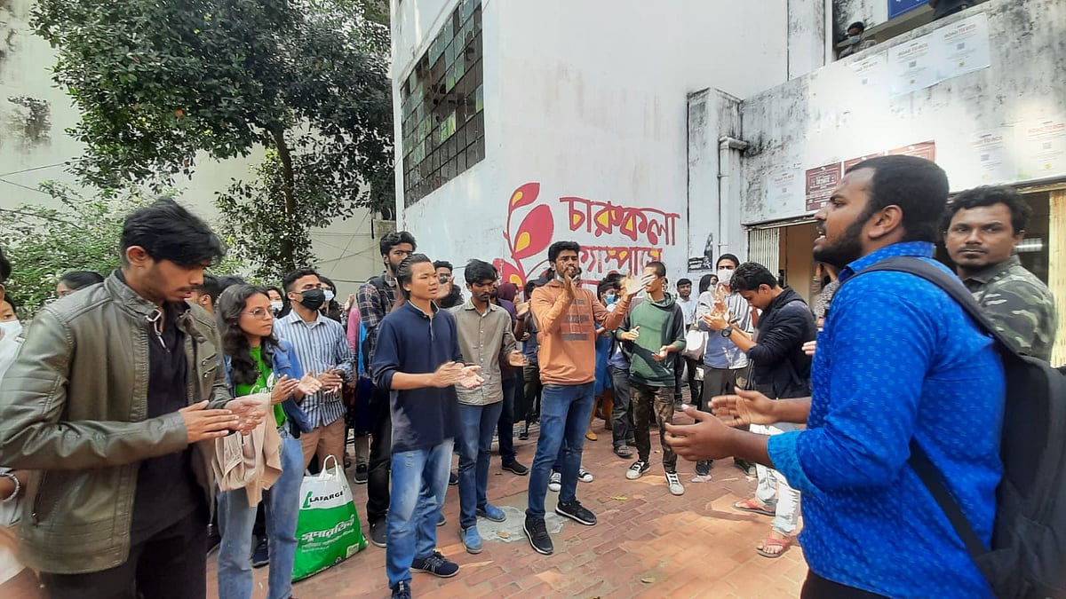ছাত্রলীগের বাধা পেয়ে প্রক্টর কার্যালয়ের সামনে অবস্থান নেন চারুকলার শিক্ষার্থীরা