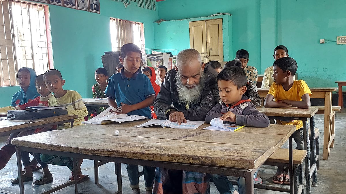 গাইবান্ধার কাশিয়াবাড়ী সরকারি প্রাথমিক বিদ্যালয়ে প্রথম শ্রেণিতে পাঠ গ্রহণ করছেন ৬৫ বছর বয়সী আবদুল মান্নান। আজ মঙ্গলবার সকালে