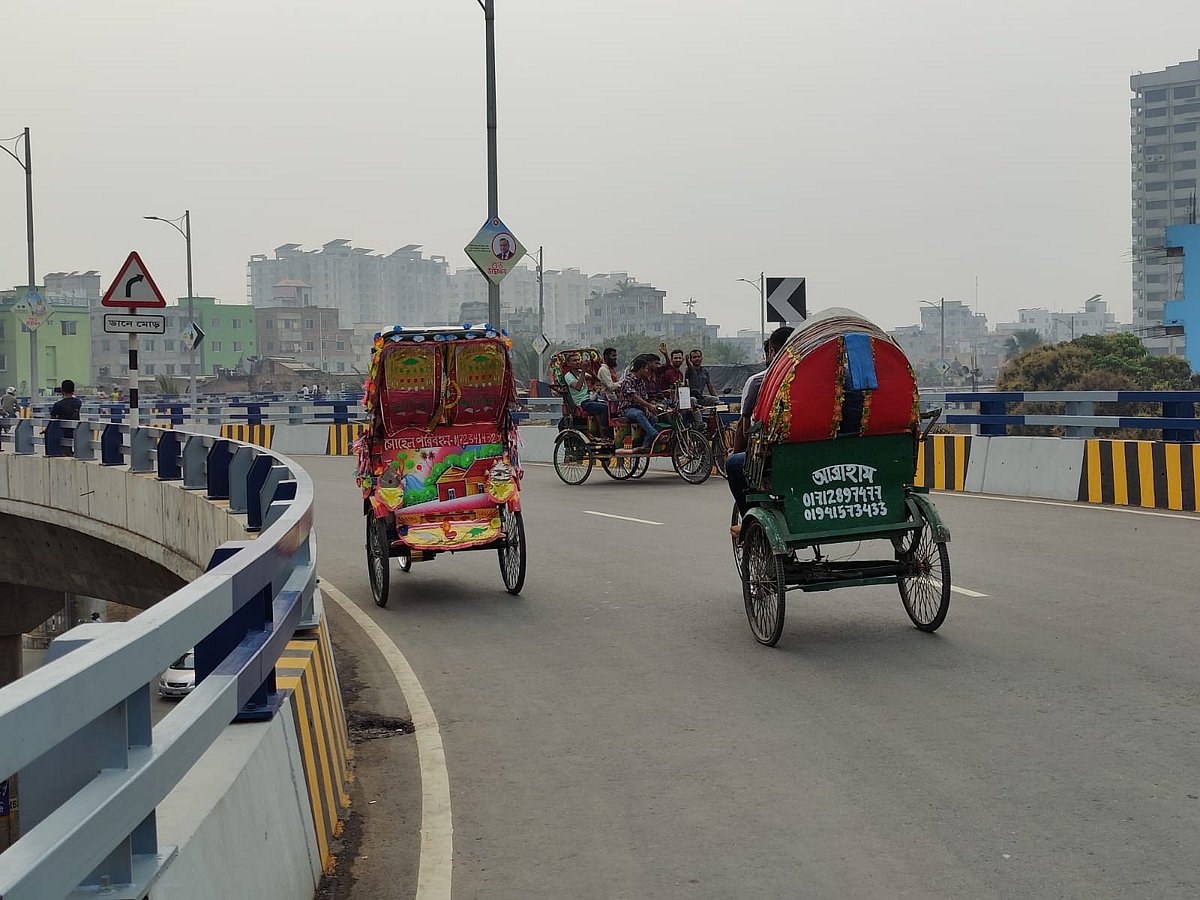বেলা দেড়টার দিকে কালশী উড়ালসড়কে রিকশা চলতে দেখা গেছে