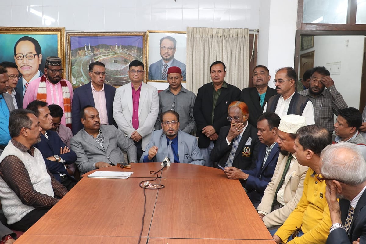 কুমিল্লা জেলা জাতীয় পার্টির নেতাদের সঙ্গে এক মতবিনিময় সভায় বক্তব্য দেন দলের চেয়ারম্যান জি এম কাদের