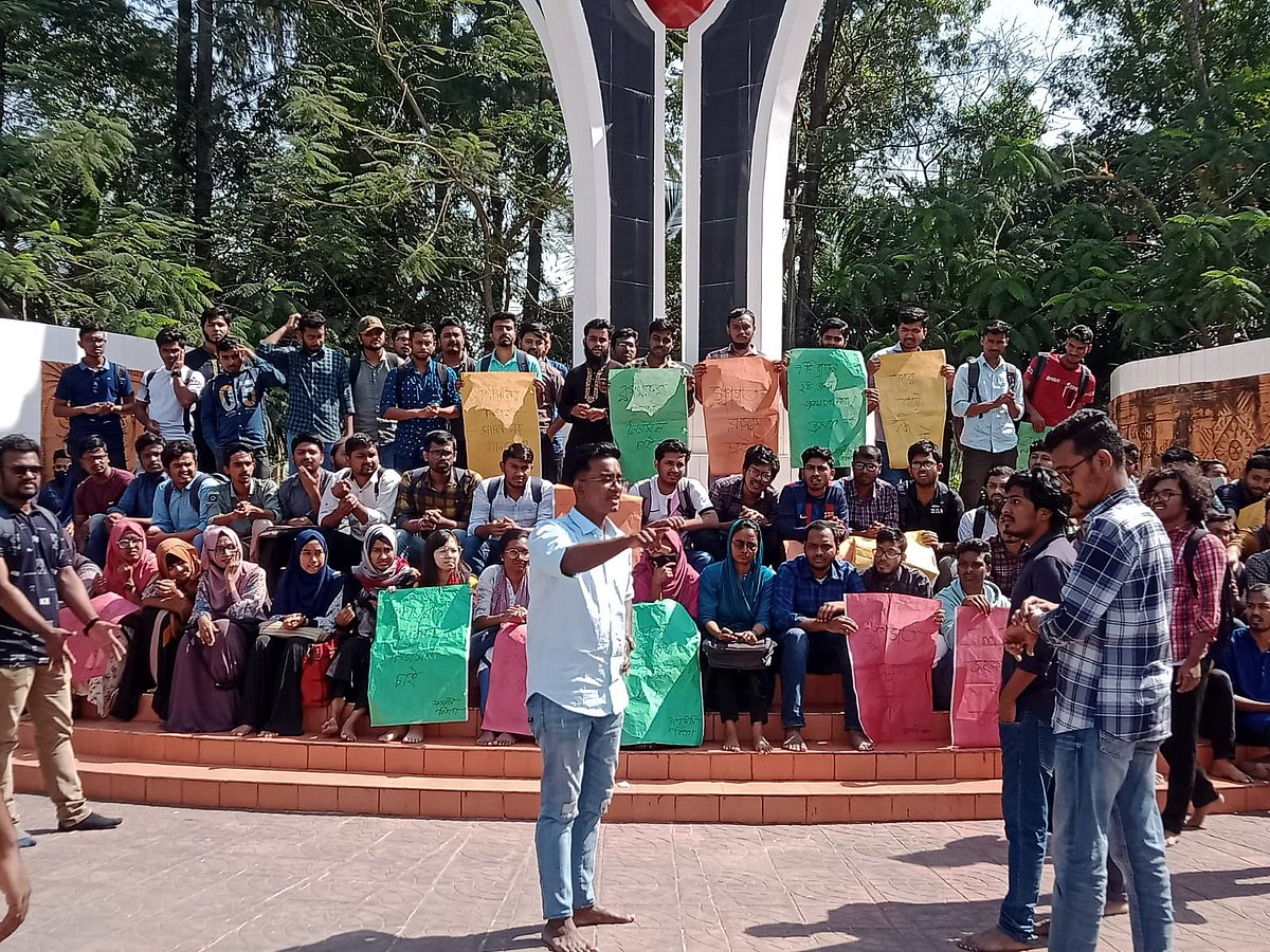 শ্রেণিকক্ষের দাবিতে তিন দিন ধরে ক্লাস-পরীক্ষা বর্জন করেছেন নোয়াখালী বিজ্ঞান ও প্রযুক্তি বিশ্ববিদ্যালয়ের ফার্মাসি বিভাগের শিক্ষার্থীরা