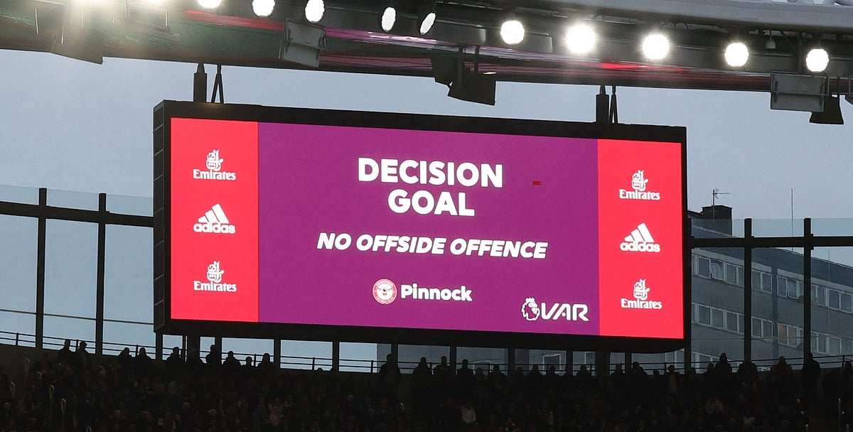 শনিবার রাতে ভিএআরের সাহায্য নেওয়ার পরও এসেছে একের পর এক ভুল সিদ্ধান্ত