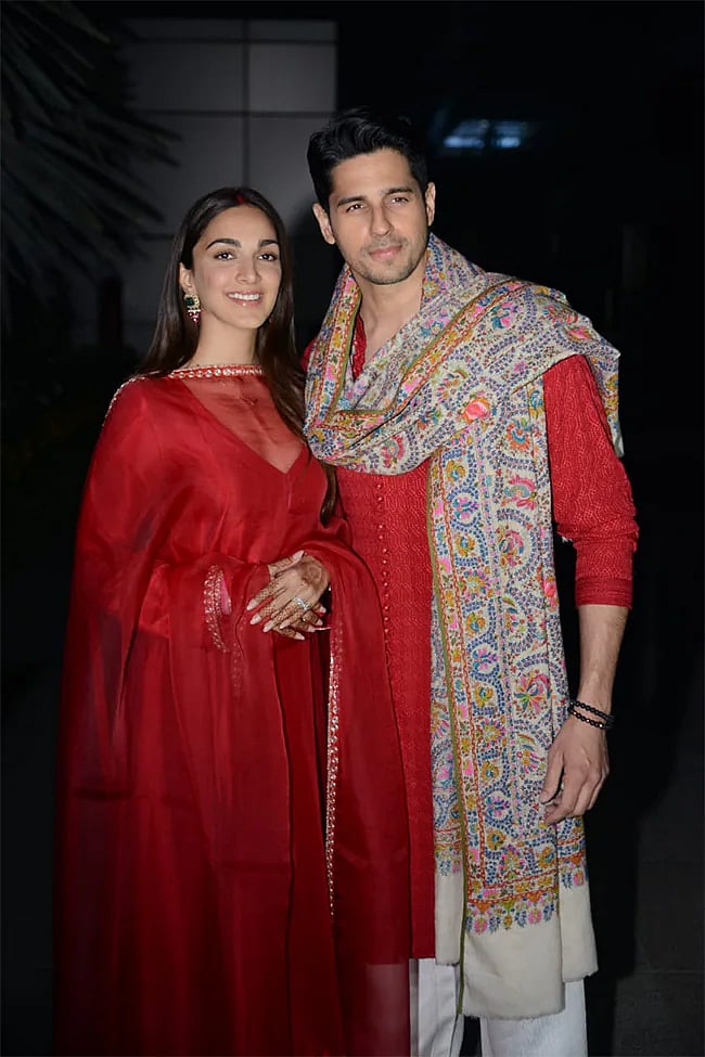 গতকাল বুধবার রাতে দিল্লি বিমানবন্দরে নেমে গণমাধ্যমকর্মীদের সামনে আসেন তাঁরা