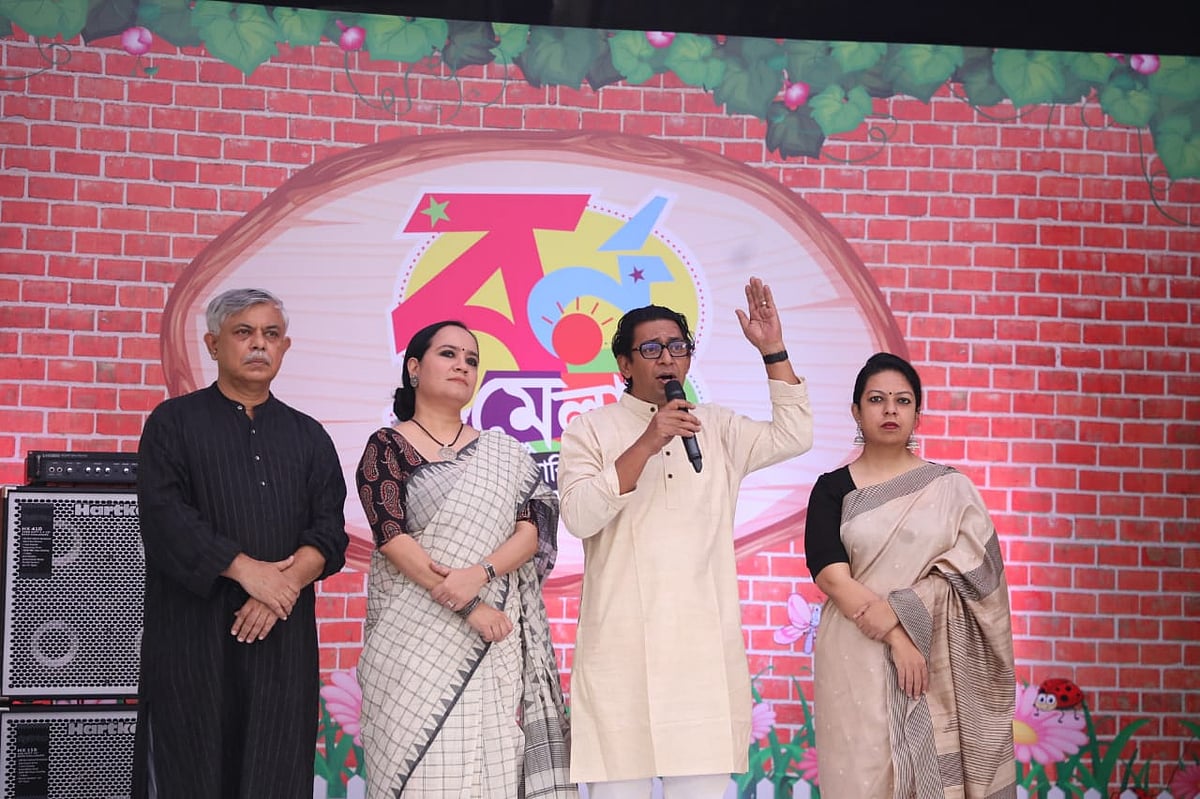 রাজধানীর ধানমন্ডির সুলতানা কামাল মহিলা ক্রীড়া কমপ্লেক্স প্রাঙ্গণে ‘বর্ণমেলা’ অনুষ্ঠানের উদ্বোধনী পর্ব