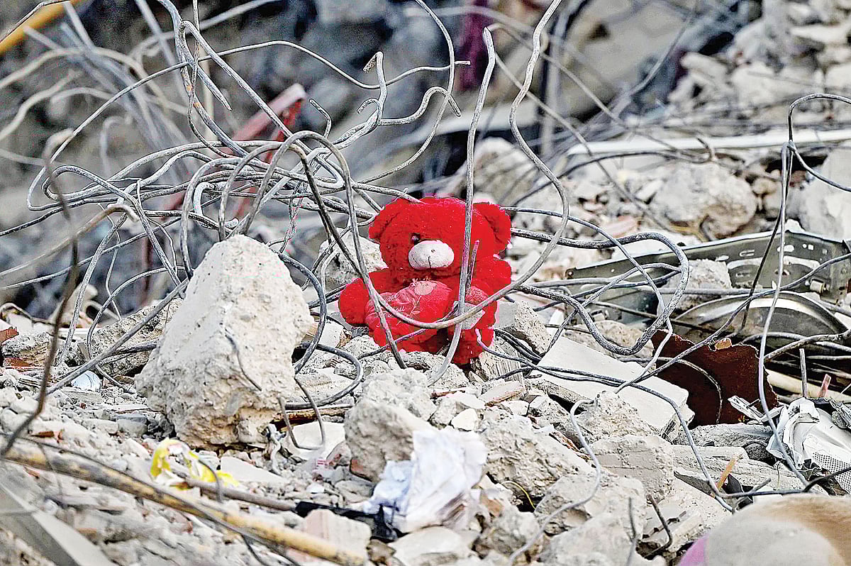 তুরস্কে শত শত বহুতল ভবন আক্ষরিক অর্থে গুঁড়ো গুঁড়ো হয়ে মাটির সঙ্গে মিশে গেছে