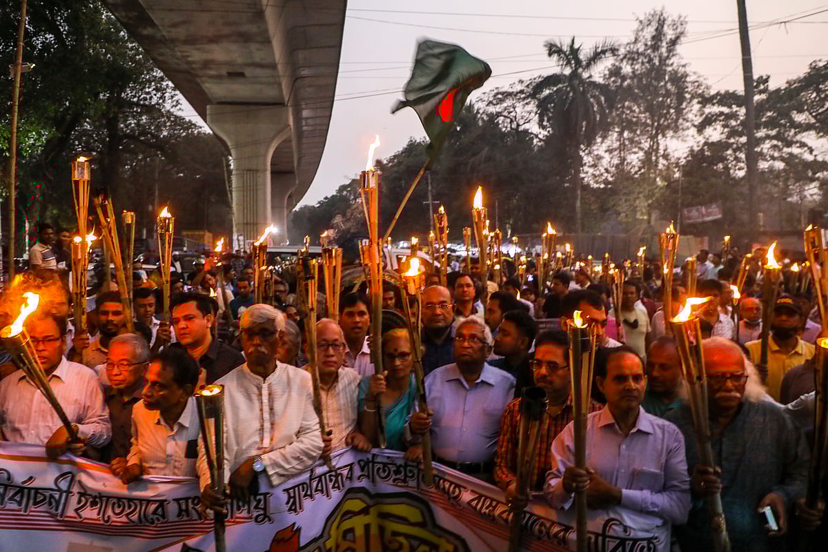 সমাবেশ শেষে সন্ধ্যায় একটি মশাল মিছিল বের করে বাংলাদেশ হিন্দু বৌদ্ধ খ্রিস্টান ঐক্য পরিষদ