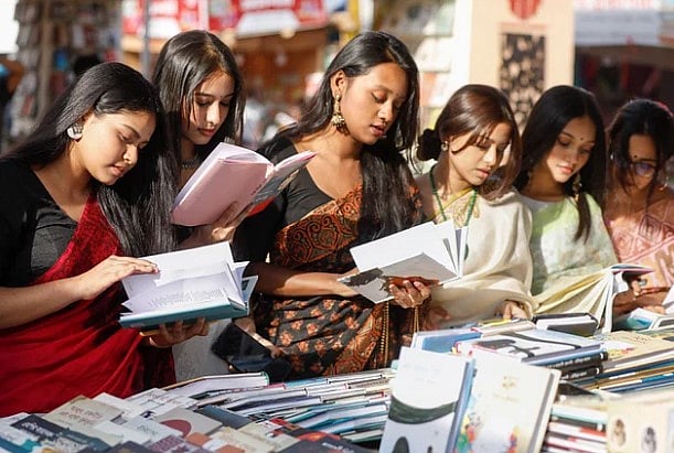 অমর একুশে গ্রন্থমেলায় বই দেখছেন তরুণীরা। এ সময়ই সবচেয়ে বেশি বই প্রকাশিত হয়