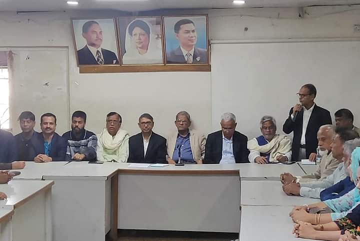 দুপুরে নয়াপল্টনে দলের কেন্দ্রীয় কার্যালয়ে বিএনপি ও অঙ্গসংগঠনের যৌথসভা শেষে সংবাদ সম্মেলন করেন মির্জা ফখরুল ইসলাম আলমগীর