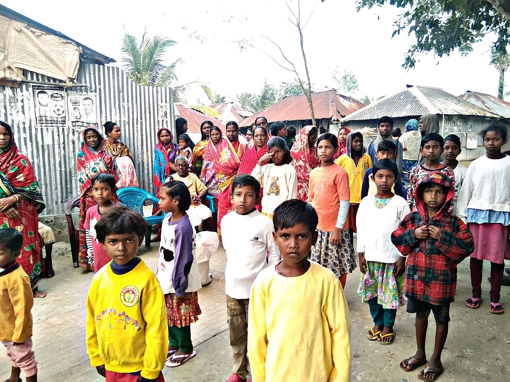 খুলনার কয়রা উপজেলার বসবাসরত মুন্ডা সম্প্রদায়। শুক্রবার সকালে কয়রার উত্তর বেদকাশী এলাকায়