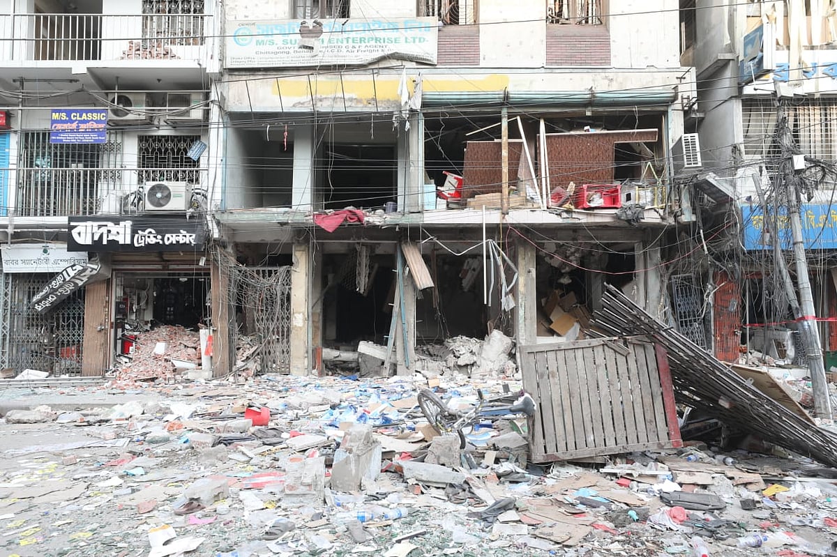 রাজধানীর সিদ্দিকবাজারে বিস্ফোরণে ক্ষতিগ্রস্ত ভবন