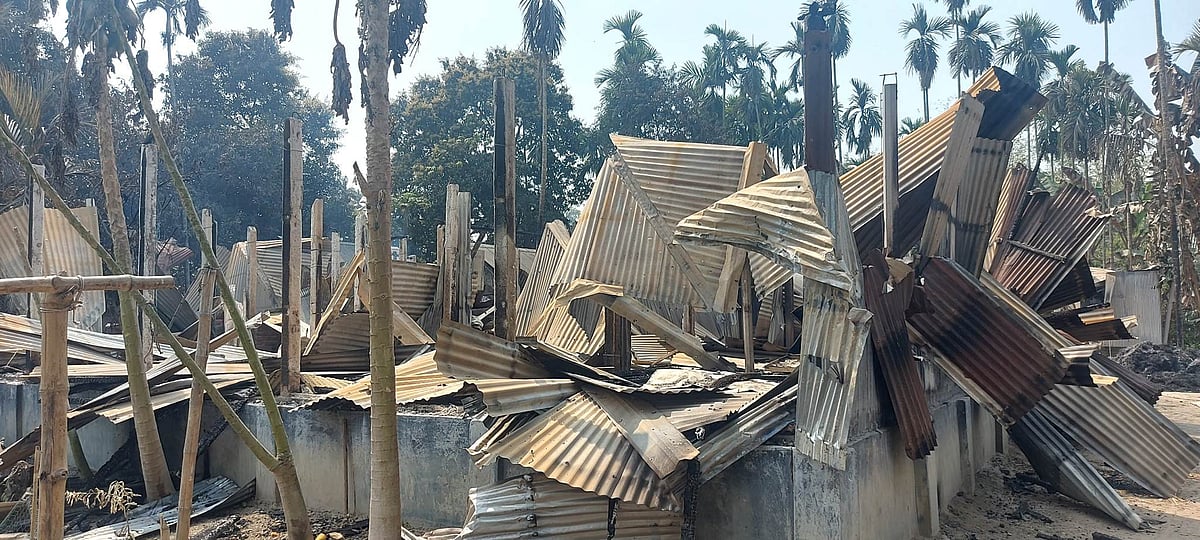 হামলায় গুড়িয়ে দেওয়া ঘরের টিন এদিক-ওদিক ছড়িয়ে–ছিটিয়ে রয়েছে। গতকাল পঞ্চগড়ের বোদা উপজেলার সোনাচান্দি এলাকার রফিক আফ্রাদের বাড়িতে