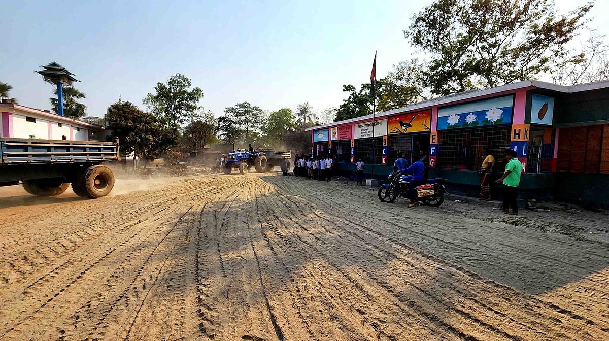 নাটোরের সিংড়া উপজেলার ইটালী ইউনিয়নের ইন্দ্রাসন সরকারি প্রাথমিক বিদ্যালয় মাঠে মাটিবাহী ট্রাক-ট্রাক্টরের দাপাদাপি