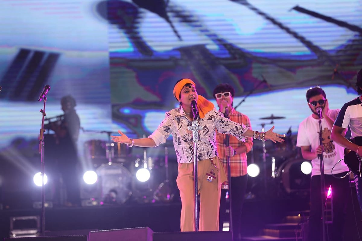 ‘পাগল ছাড়া দুনিয়া চলে না’, ‘সময় গেলে সাধন হবে না’ পরিবেশন করে স্টেডিয়ামজুড়ে তরঙ্গ ছড়িয়েছেন সুমি