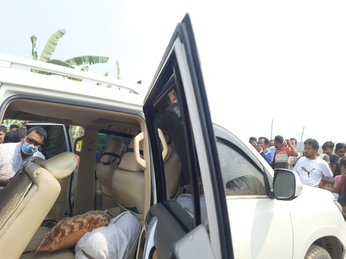 কুষ্টিয়ার কুমারখালীতে পদ্মার পাড়ে পড়ে থাকা একটি দামি গাড়ির ভেতর থেকে যুবকের বস্তাবন্দী লাশ উদ্ধার করেছে পুলিশ