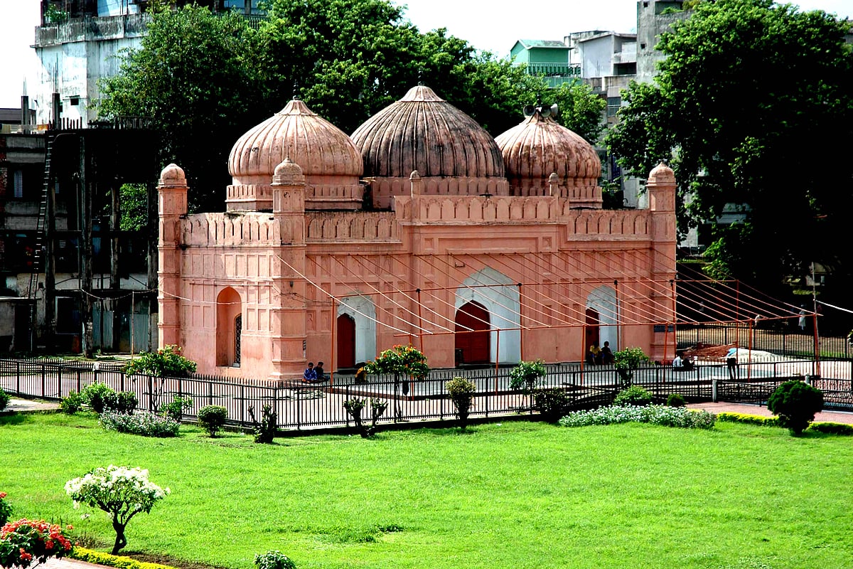 ঢাকার লালবাগে অবস্থিত প্রায় সাড়ে তিন শ বছরের পুরোনো এই মসজিদ। মোগল আমলে নির্মিত মসজিদটি অনন্য বৈশিষ্ট্যের জন্য এখনো নজর কাড়ে