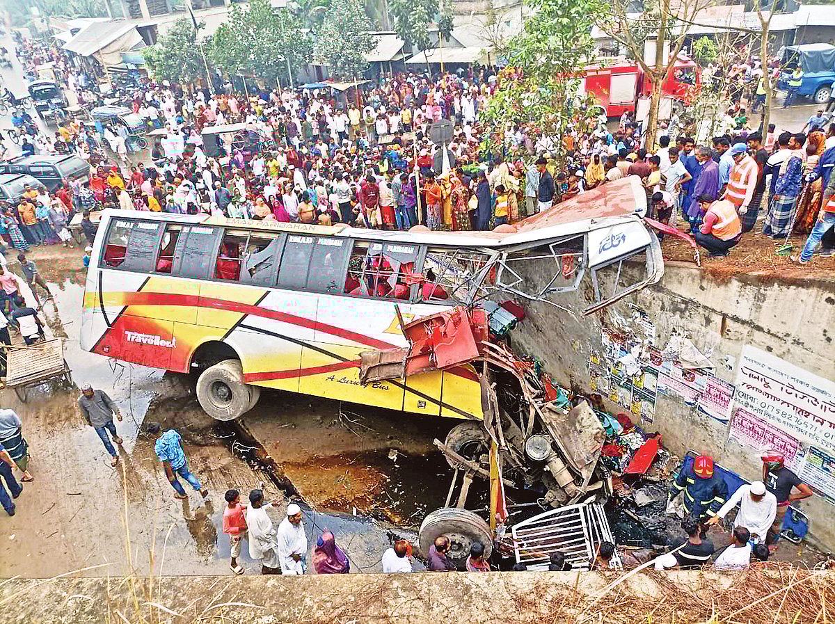 খুলনা থেকে ছেড়ে আসা ইমাদ পরিবহনের বাসটি পদ্মা সেতুতে ওঠার আগে নিয়ন্ত্রণ হারিয়ে এক্সপ্রেসওয়ের রেলিং ভেঙে ছিটকে পড়ে। এরপর কমপক্ষে ১০০ ফুট নিচে আন্ডারপাসের দেয়ালের সঙ্গে সজোরে ধাক্কা লেগে বাসটি দুমড়েমুচড়ে যায়। গতকাল সকালে শিবচরের কুতুবপুরে