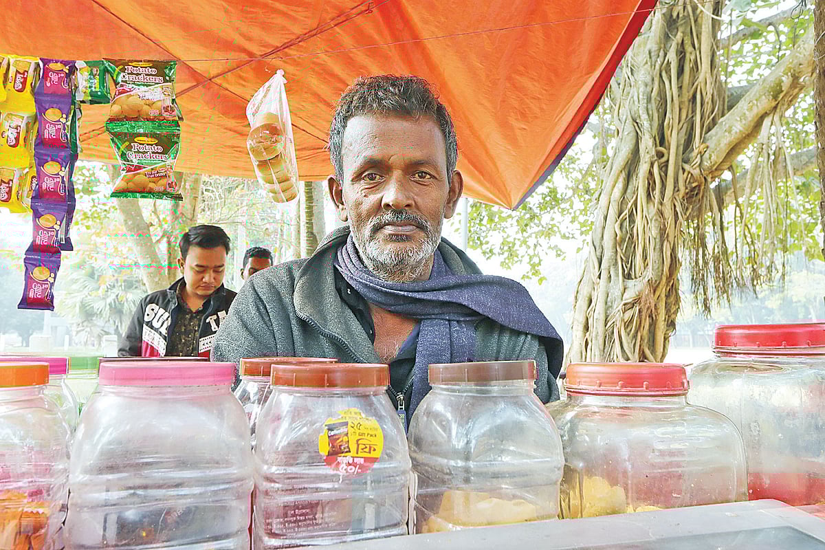 নিজের হাতে লাগানো বটগাছের তলায় শামীমের চায়ের দোকান। রাজশাহী বিশ্ববিদ্যালয়ের ইবলিশ চত্বরে
