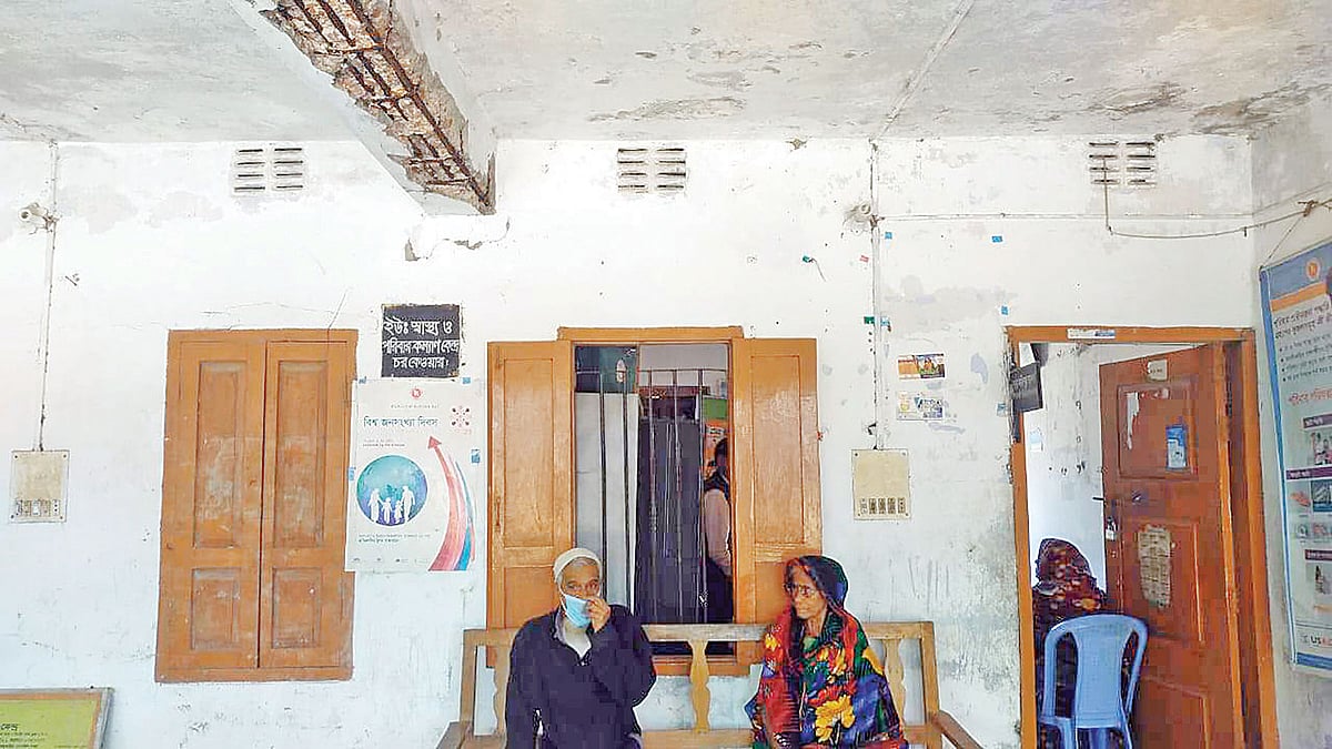 জরাজীর্ণ হয়ে পড়েছে ইউনিয়ন স্বাস্থ্য পরিবার কল্যাণ কেন্দ্রটি। খসে পড়ছে পলেস্তারা। মুন্সিগঞ্জ সদর উপজেলার চরকেওয়ার এলাকায়