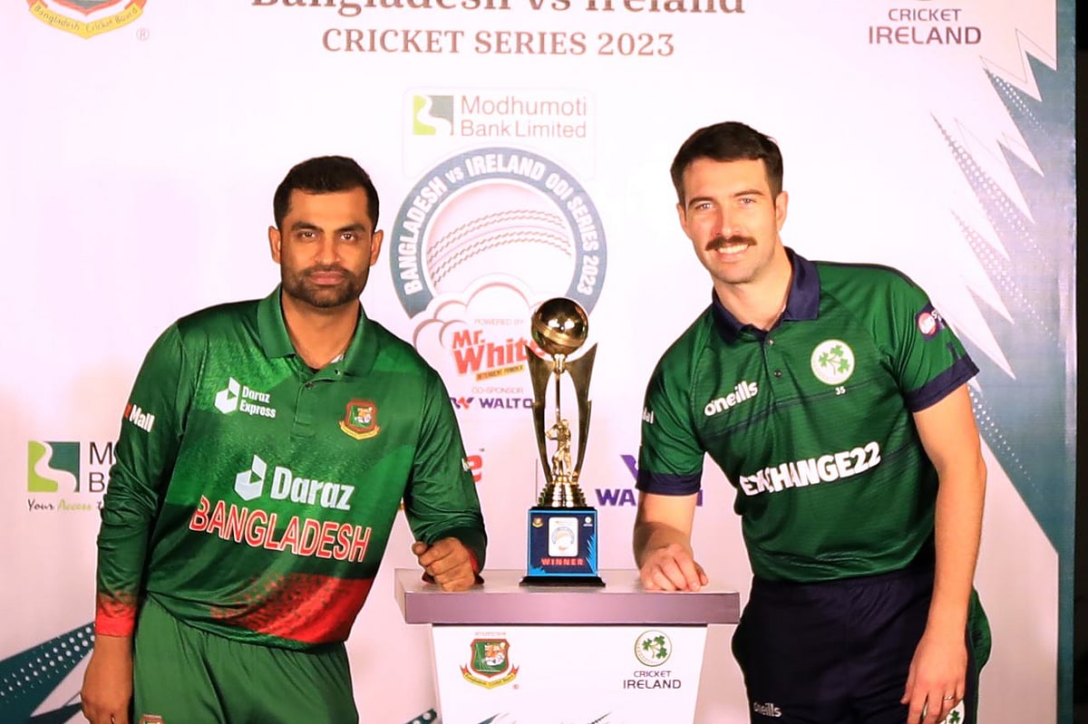 ট্রফি উন্মোচনে দুই দলের অধিনায়ক