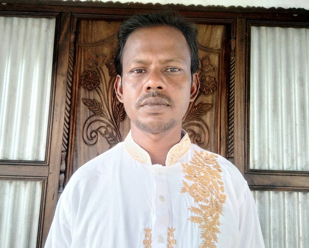 গান করে রাতারাতি পরিচিতি পেয়েছেন চাঁদপুরের মতলব উত্তর উপজেলার রাজুরকান্দির বাসিন্দা খাইরুল বাশার