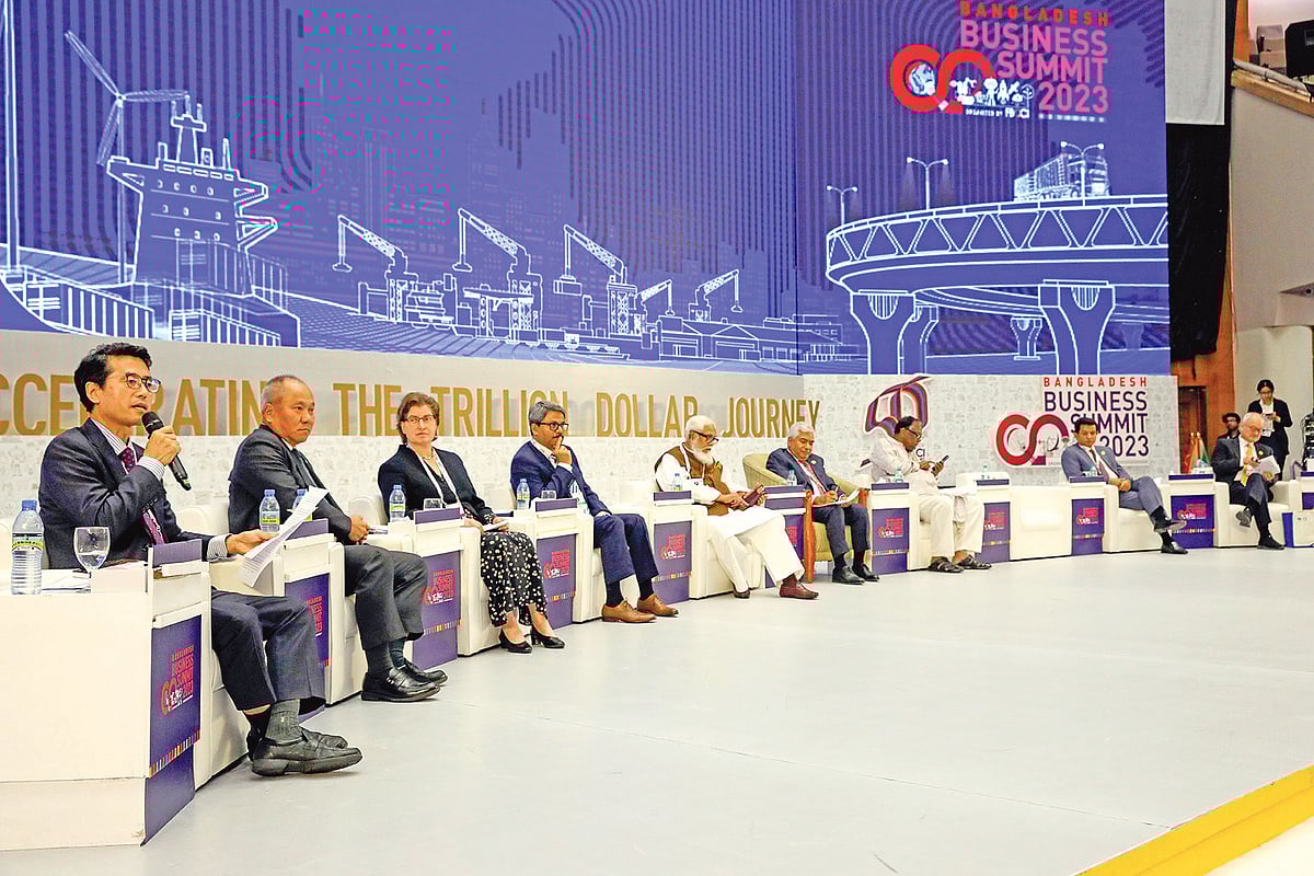 এফবিসিসিআই আয়োজিত ব্যবসা সম্মেলনের দ্বিতীয় দিনে ‘কিছু গুরুত্বপূর্ণ খাতে বিনিয়োগ সম্ভাবনা ও বস্ত্র খাত পরিস্থিতি’ শীর্ষক অধিবেশনে অতিথিরা। গতকাল রাজধানীর বঙ্গবন্ধু আন্তর্জাতিক সম্মেলন কেন্দ্রে