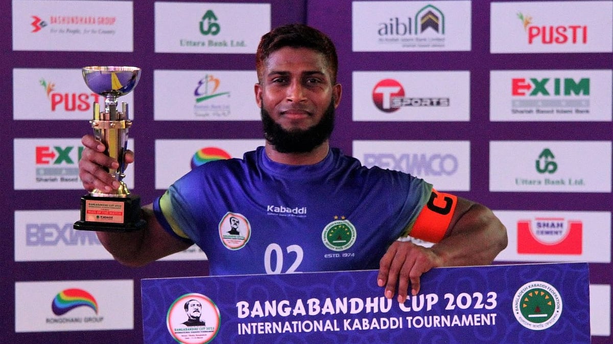 বঙ্গবন্ধু আন্তর্জাতিক কাবাডির ফাইনালে ম্যাচসেরা খেলোয়াড়ের ট্রফি হাতে বাংলাদেশের অধিনায়ক  তুহিন তরফদার