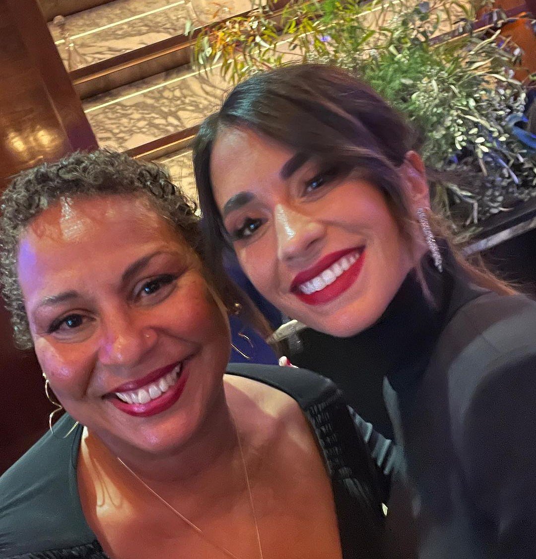 মেসির স্ত্রী আন্তোনেল্লা রোকুজ্জোর সঙ্গে পেলের মেয়ে কেলি নাসিমেন্তো (বাঁয়ে)