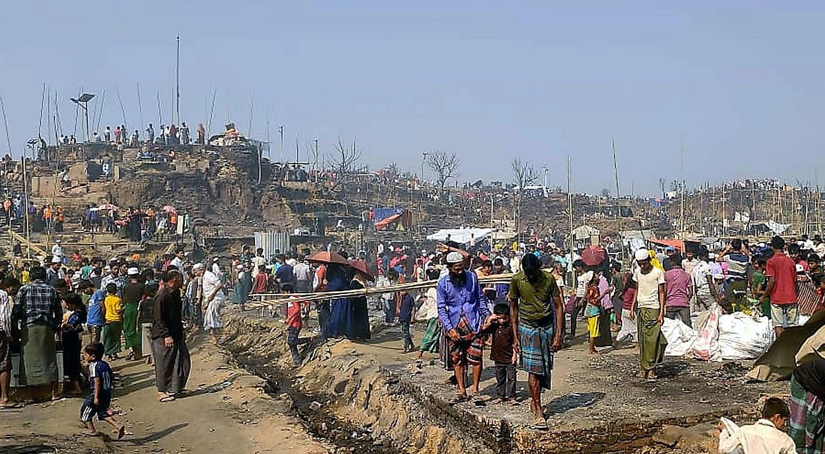 অগ্নিকাণ্ডে এক বিধ্বস্ত জনপদে পরিণত হয়েছে কক্সবাজারের উখিয়ার বালুখালী রোহিঙ্গা আশ্রয়শিবির (ক্যাম্প-১১)। আজ সোমবার সকালে