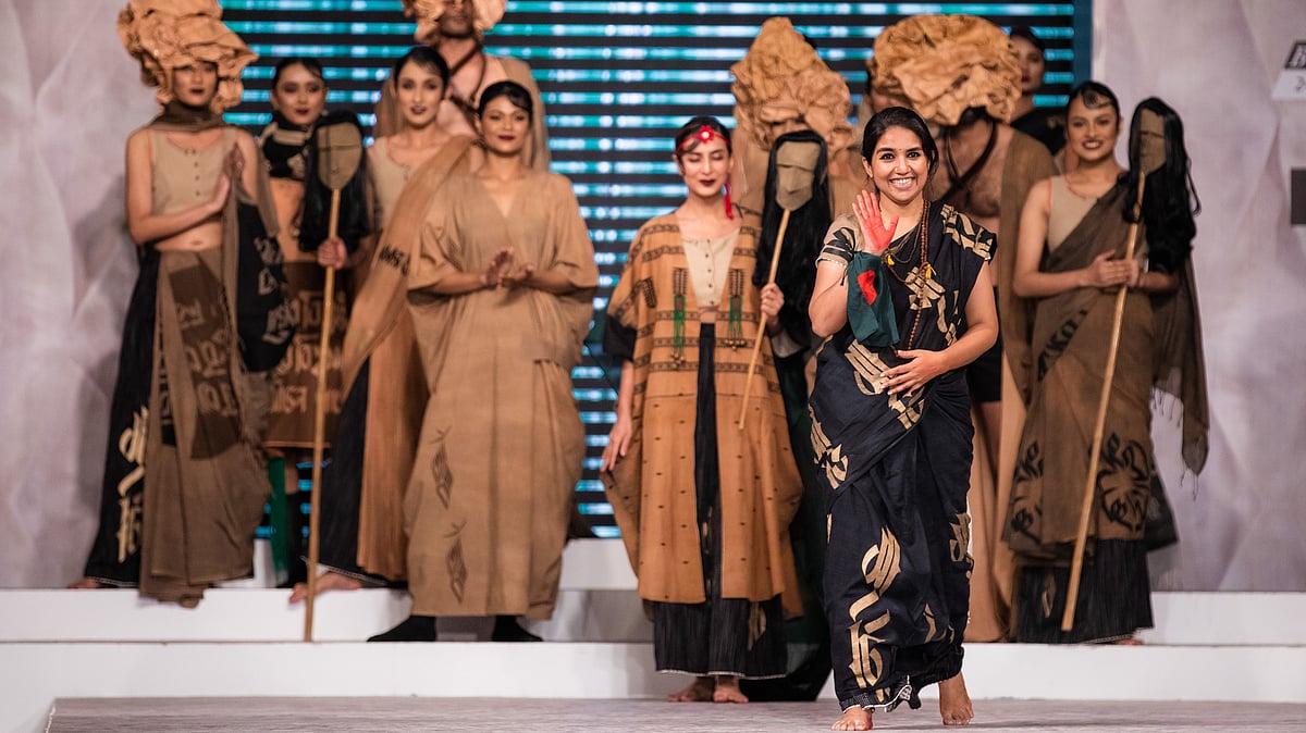 ডিজাইনার ফাইজা আহমেদ মাটিরঙা কাপড়ের ওপর ক্যালিগ্রাফির ব্যবহার করেছেন