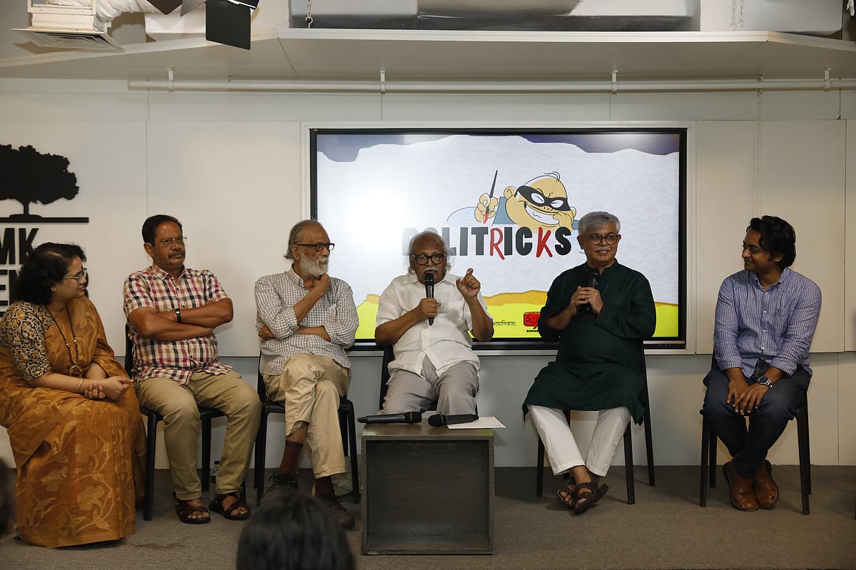 ‘কার্টুনের রাজনীতি, রাজনীতির কার্টুন’ শিরোনামে প্যানেল আলোচনায় কথা বলছেন শিল্পী রফিকুন নবী। মঞ্চে উপস্থিত বাঁ থেকে নাসরীন সুলতানা, শিশির ভট্টাচার্য্য, আফসান চৌধুরী, রফিকুন নবী, আনিসুল হক ও মেহেদী হক। সোমবার রাজধানীর ইএমকে সেন্টারে