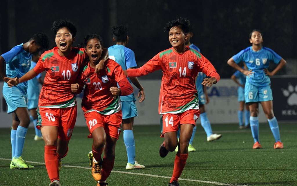 আত্মঘাতী গোলে এগিয়ে গিয়ে বাংলাদেশের মেয়েদের উচ্ছ্বাস। পেছনে হতাশ ভারতের মেয়েরা