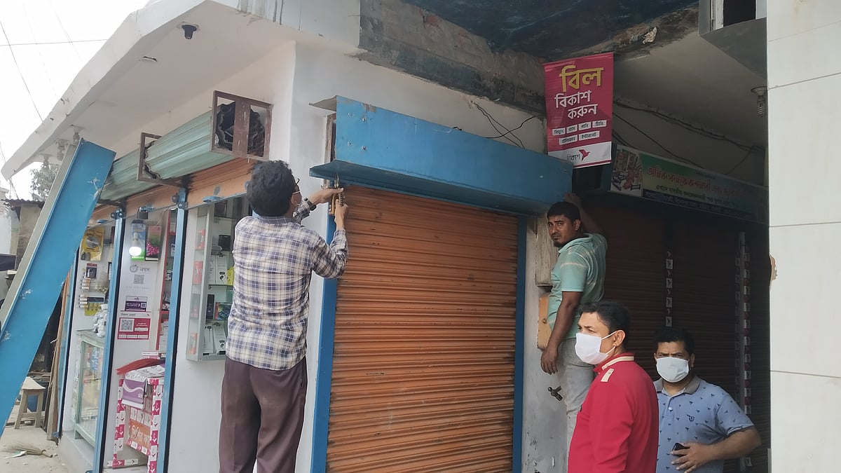 সংঘর্ষের কারণে ক্ষতিগ্রস্ত হওয়া দোকান মেরামত করছেন এক ব্যবসায়ী। আজ সকালে রাজশাহী বিশ্ববিদ্যালয়ের পার্শ্ববর্তী বিনোদপুর বাজারে