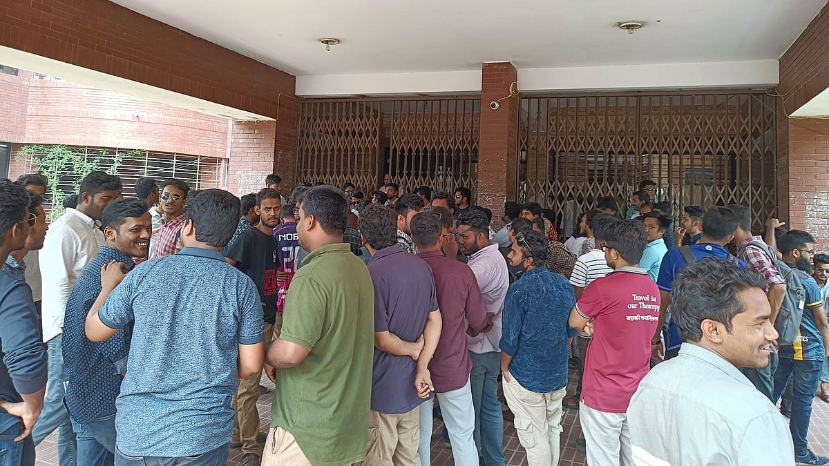 জাহাঙ্গীরনগর বিশ্ববিদ্যালয়ের ইতিহাস বিভাগের নিয়োগ প্রক্রিয়ায় সুপারিশপ্রাপ্তদের বিরুদ্ধে জামায়াত শিবিরের অভিযোগ এনে নতুন প্রশাসনিক ভবনে তালা দিয়েছে শাখা ছাত্রলীগ। আজ বুধবার দুপুরে নতুন প্রশাসনিক ভবনের সামনে