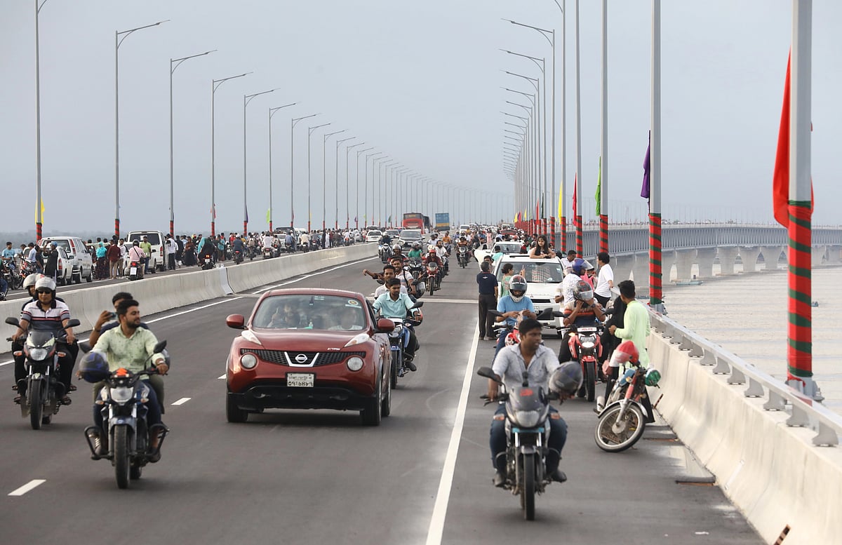 পদ্মা সেতু উদ্বোধনের পরদিন সেতুতে মোটরসাইকেল চলাচল বন্ধ করে দেয় সরকার। নতুন করে আবার মোটরসাইকেল চলাচলের অনুমতি দেওয়ার কথা ভাবছে সেতু কর্তৃপক্ষ
