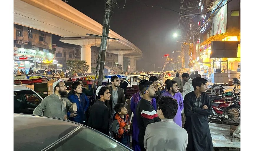 ভূমিকম্পে আতঙ্কগ্রস্ত হয়ে ভবন ছেড়ে রাস্তায় চলে আসে মানুষ। লাহোর, পাকিস্তান, ২১ মার্চ