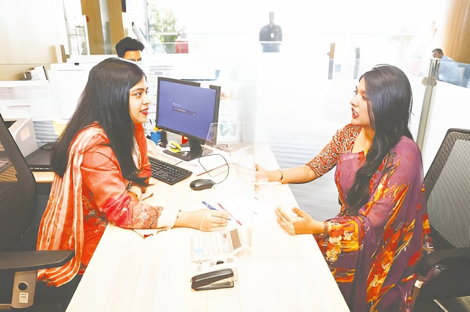 একজন নারী গ্রাহকের সঙ্গে সেবা নিয়ে কথা বলছেন এক নারী কর্মকর্তা। গতকাল ঢাকার গুলশানে আইডিএলসির  কার্যালয়ে