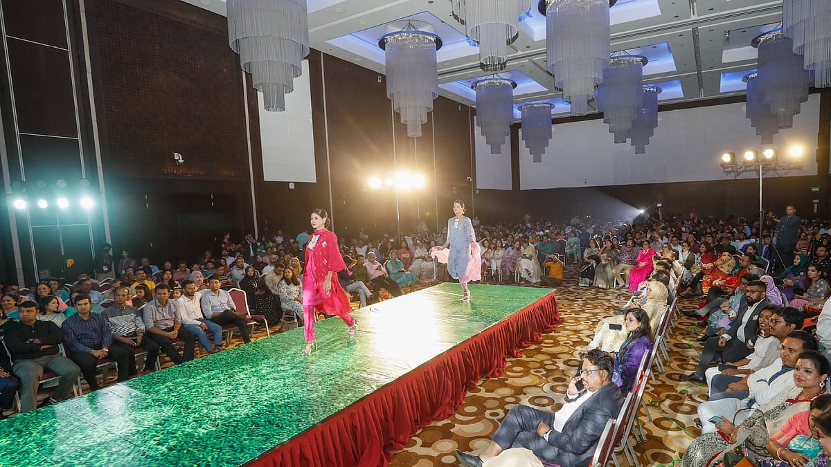 ‘বার্জার-প্রথম আলো ঈদ ফ্যাশন শো’তে মডেলেরা হাঁটছেন ঈদের জন্য বানানো পোশাক পরে
