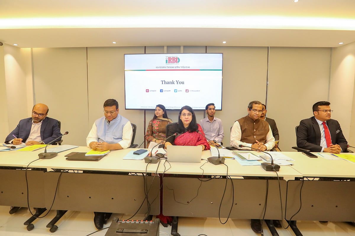 বেসরকারি গবেষণা প্রতিষ্ঠান সিপিডির বাজেট প্রস্তাববিষয়ক সংবাদ সম্মেলনে সংস্থাটির নির্বাহী পরিচালক ফাহমিদা খাতুন, গবেষণা পরিচালক খন্দকার গোলাম মোয়াজ্জেম, গবেষক তৌফিকুল ইসলাম খান প্রমুখ। আজ সোমবার ঢাকার ধানমন্ডিতে সিপিডির কার্যালয়ে।