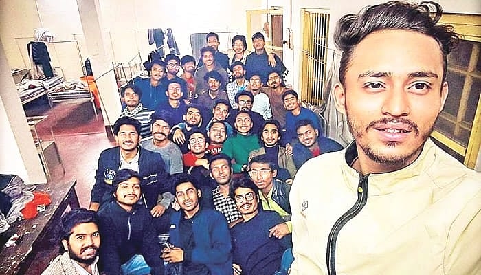 ঢাকা বিশ্ববিদ্যালয় চিকিৎসাকেন্দ্রে প্রলয় গ্যাংয়ের সদস্যদের সেলফি