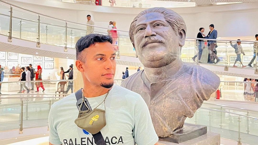 বঙ্গবন্ধুর ভাস্কর্যের সামনে জাতীয় দলের ফুটবলার জামাল ভূঁইয়া